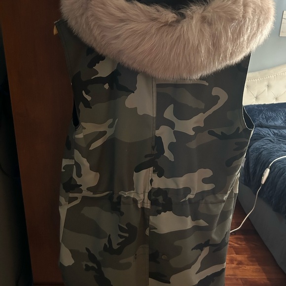 Camo long vest with draw sharing, snaps and real pink fur. NWT - Picture 3 of 6